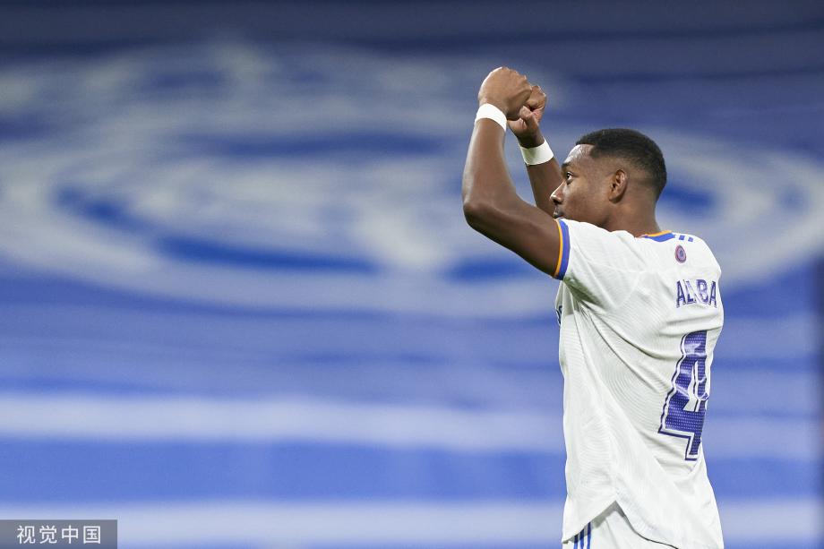 理性追星，新鹏城vs成都赛后有球迷跳下看台与韦世豪合影