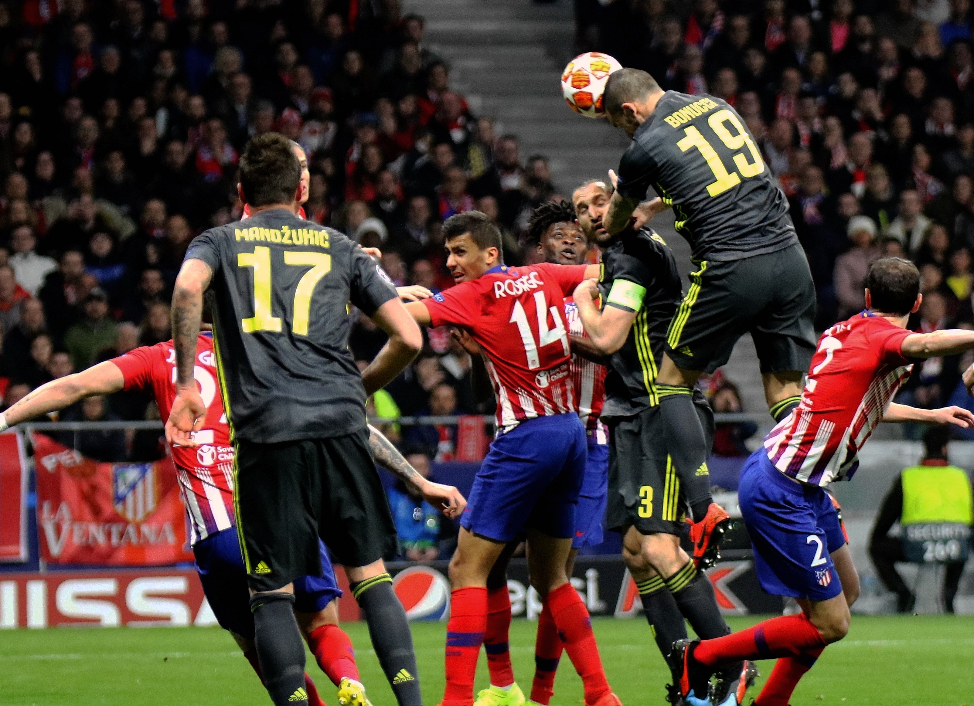 克媒：汉堡进行球衣慈善拍卖，18岁武斯科维奇球衣成标王